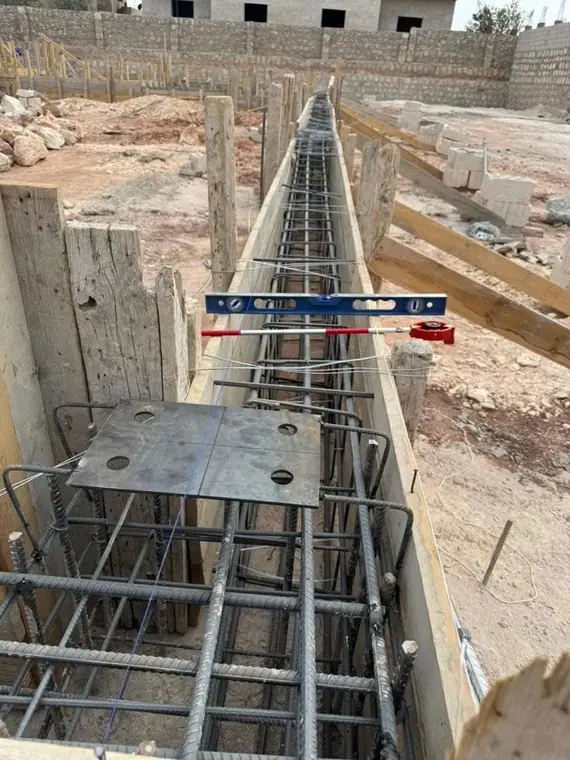 تدقيق القالب الخشبي بميزان الاستواء