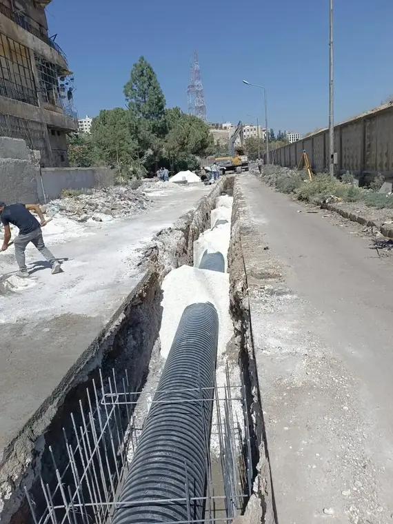 أنبوب صرف مموّج داخل خندق مفتوح