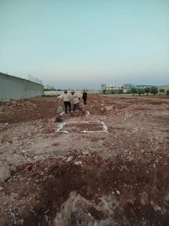 حدود القواعد مؤكَّسة بالجير الأبيض
